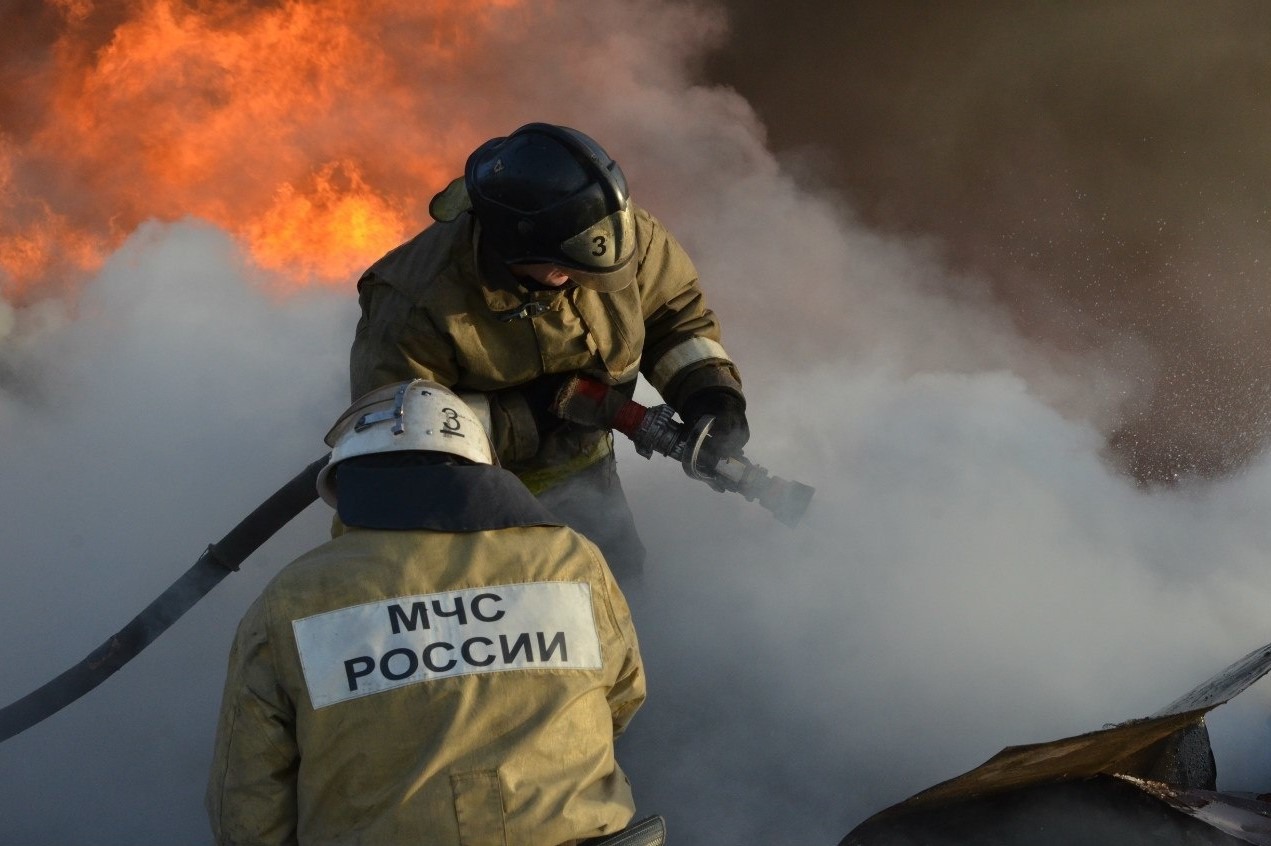 Заброшенный дом сгорел в Дальнепесочной